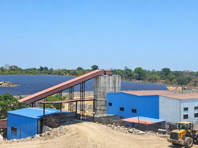 Elevated conveyor and buildings at the Shi and Yan mining facility